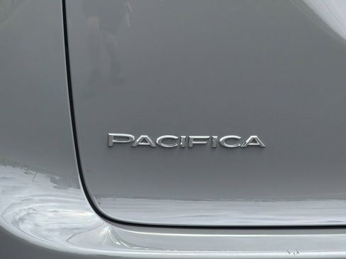 Used 2023 Chrysler Pacifica Touring-L FWD image 32