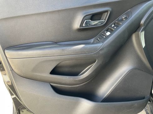 Used 2019 Chevrolet Trax LT w/ LT Convenience Package FWD image 16