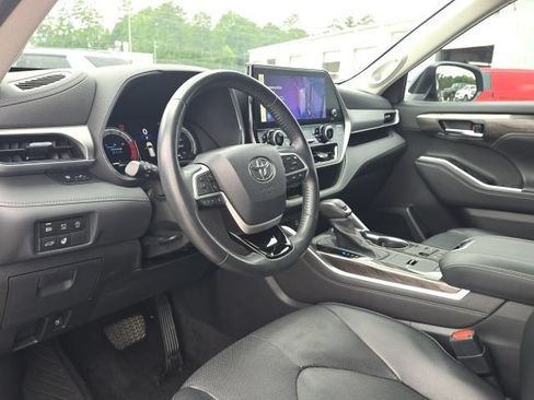 Used 2023 Toyota Highlander Platinum FWD image 26