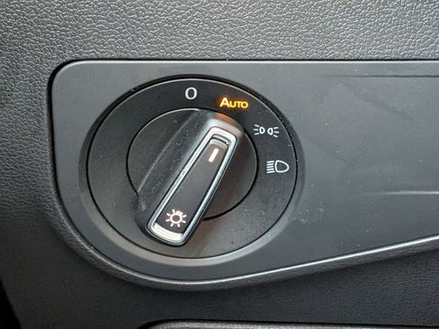 Used 2022 Volkswagen Tiguan SE image 17