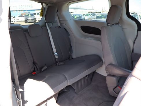 Used 2017 Chrysler Pacifica LX FWD image 10
