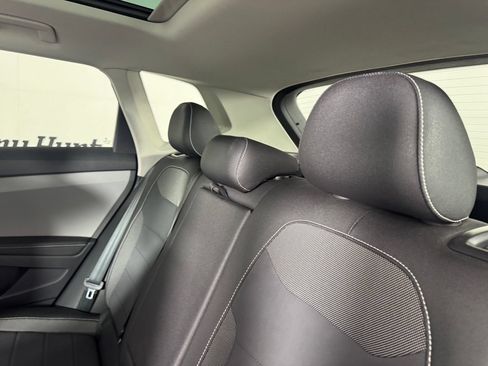 Used 2024 Volkswagen Taos SE w/ Panoramic Sunroof Package FWD image 25