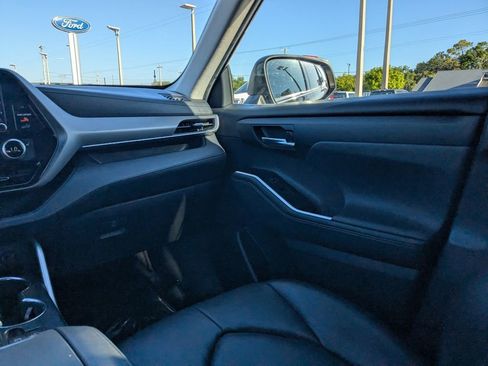 Used 2021 Toyota Highlander XLE FWD image 15