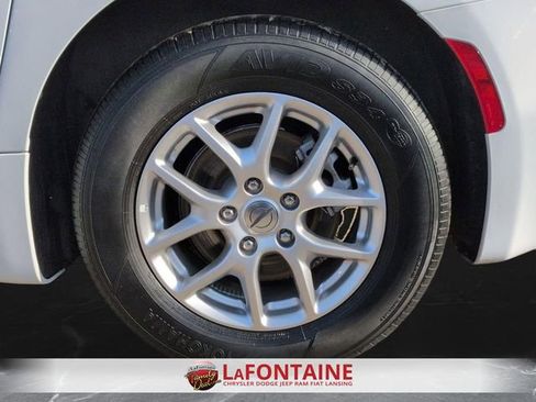 Certified 2024 Chrysler Pacifica Touring-L image 32