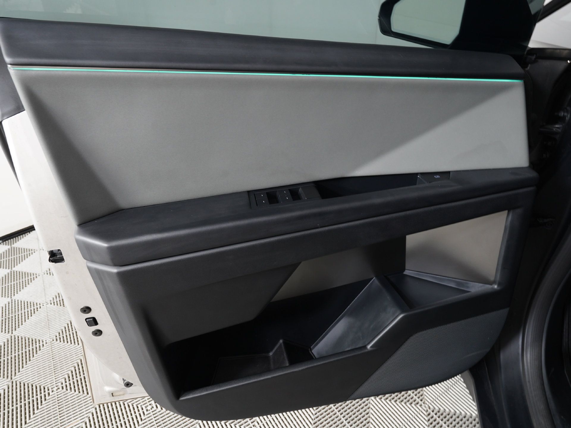Used 2025 Tesla Cybertruck AWD Crew Cab image 15