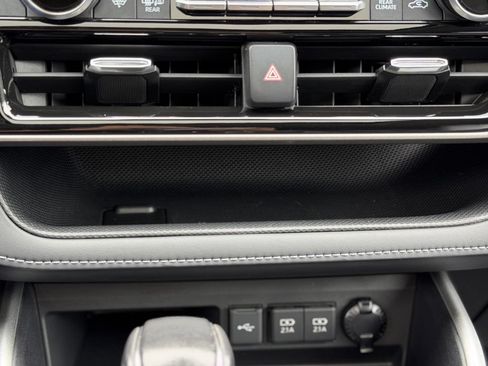 Used 2021 Toyota Highlander XLE AWD/4WD image 17