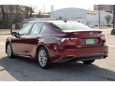 Used 2021 Toyota Camry LE image 5