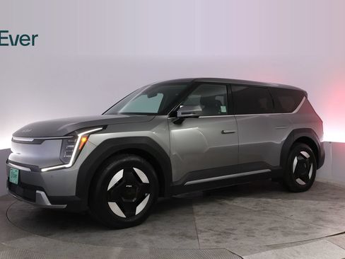 Used 2024 Kia EV9 Light Long Range RWD image 18