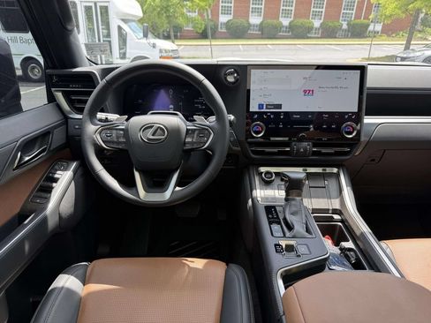Used 2025 Lexus GX 550 w/ Accessory Package (Z1) AWD/4WD image 8