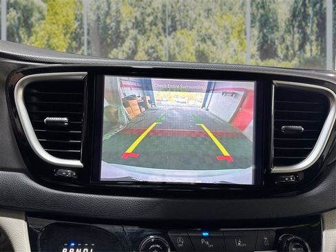 Used 2023 Chrysler Pacifica Touring-L FWD image 26