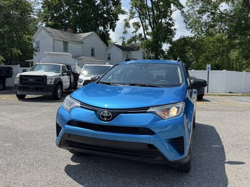 Used 2018 Toyota RAV4 LE AWD/4WD image 2