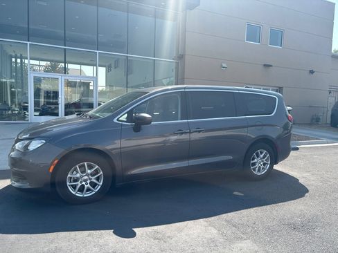 Used 2022 Chrysler Voyager LX FWD image 2
