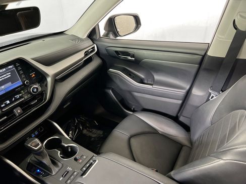 Used 2022 Toyota Highlander XLE image 22