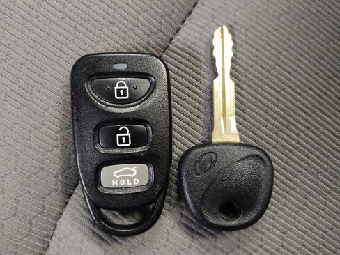 Used 2017 Hyundai Elantra SE image 32