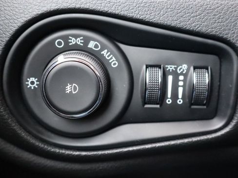 Used 2016 Jeep Renegade Latitude w/ Cold Weather Group image 28