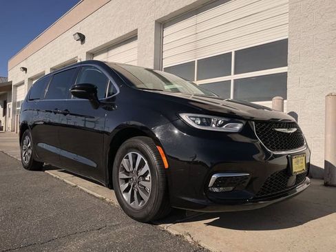 Used 2024 Chrysler Pacifica Limited FWD image 10