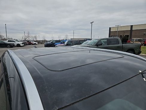 Used 2023 Toyota Highlander Limited image 9