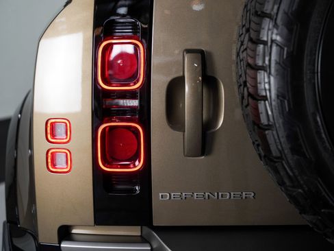 Used 2025 Land Rover Defender 110 X-Dynamic SE image 26