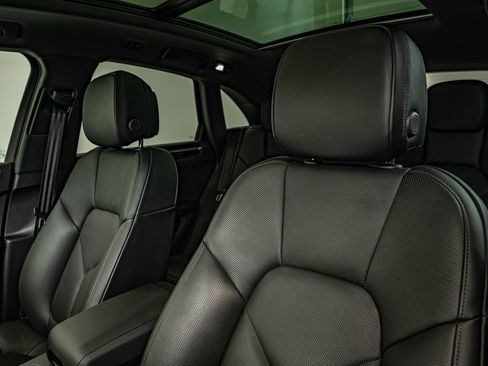 Certified 2025 Porsche Macan AWD/4WD image 34