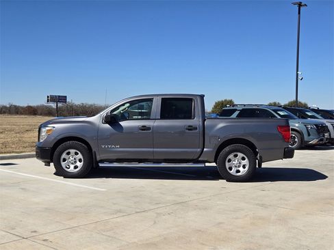 Used 2017 Nissan Titan S image 5