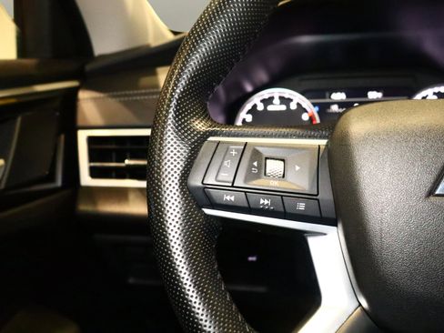 Used 2024 Mitsubishi Outlander SE image 11