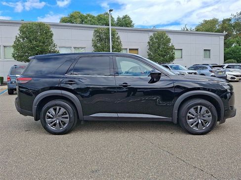 Certified 2024 Nissan Pathfinder S image 7