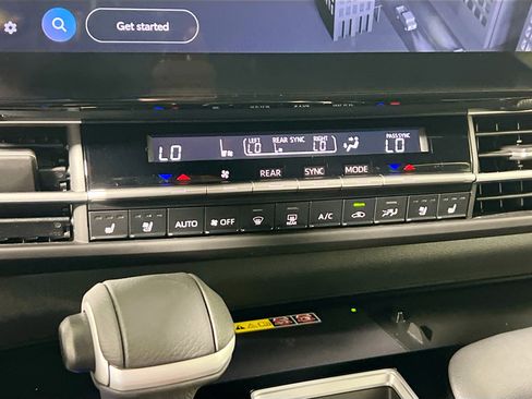 Used 2025 Toyota Sienna Platinum image 27