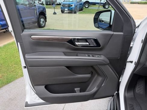 Used 2025 Chevrolet Suburban LS RWD image 9