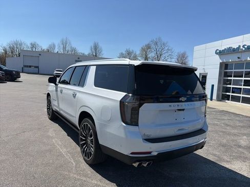 Used 2025 Chevrolet Suburban High Country AWD/4WD image 10
