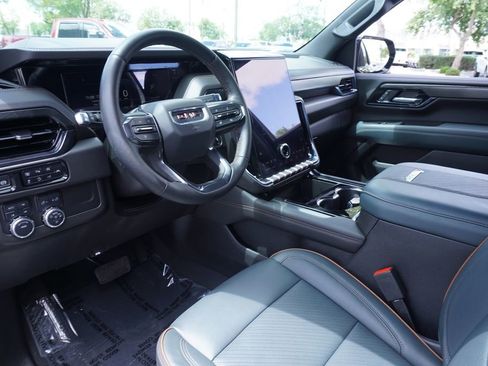 Used 2025 GMC Yukon AT4 AWD/4WD image 17