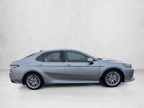 Used 2020 Toyota Camry XLE image 4