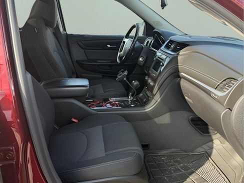 Used 2017 Chevrolet Traverse LT w/ Style and Technology Package image 3