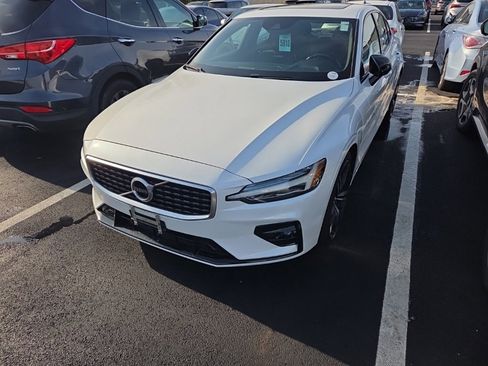 Used 2019 Volvo S60 T6 R-Design image 2