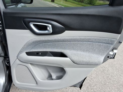 Used 2022 Jeep Compass Latitude FWD image 24