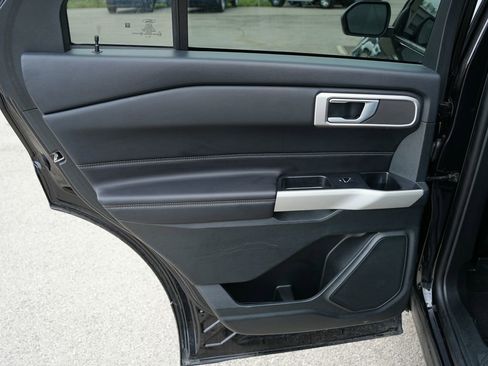 Used 2023 Ford Explorer XLT AWD/4WD image 23