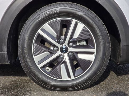 Used 2020 Kia Niro LXS image 11