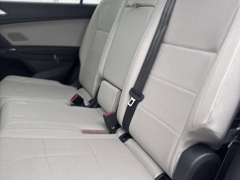 Used 2018 Volkswagen Tiguan SE w/ Panoramic Sunroof Package image 19