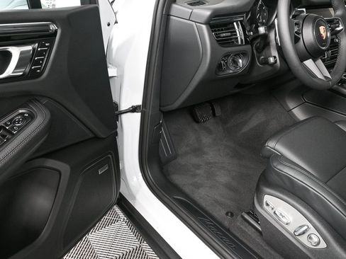 Certified 2025 Porsche Macan image 8