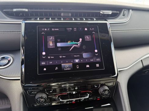 New 2025 Jeep Grand Cherokee Altitude image 18