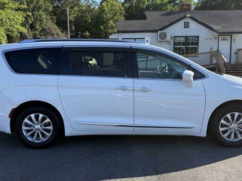 Used 2019 Chrysler Pacifica Touring-L FWD image 9
