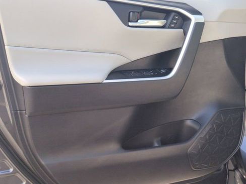 Used 2022 Toyota RAV4 XLE Premium image 14