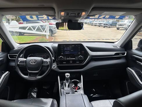 Used 2022 Toyota Highlander XLE FWD image 37