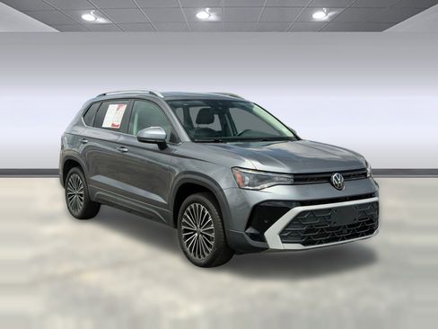Used 2025 Volkswagen Taos SE FWD image 7