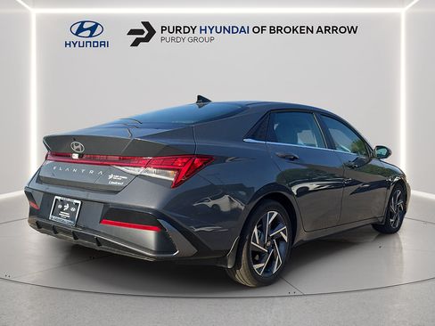 Certified 2025 Hyundai Elantra Limited FWD image 5