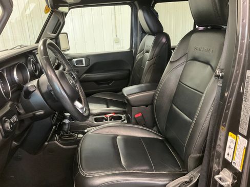 Used 2018 Jeep Wrangler Unlimited Sahara AWD/4WD image 12