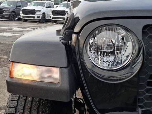 Used 2021 Jeep Gladiator Sport image 12