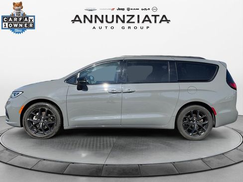 Used 2025 Chrysler Pacifica Limited FWD image 2