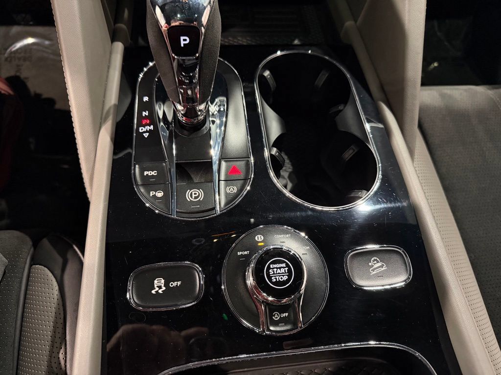 Used 2022 Bentley Bentayga AWD/4WD image 23