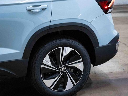 New 2026 Volkswagen Taos SE image 4