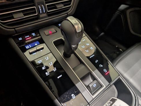 Used 2025 Porsche Macan image 40